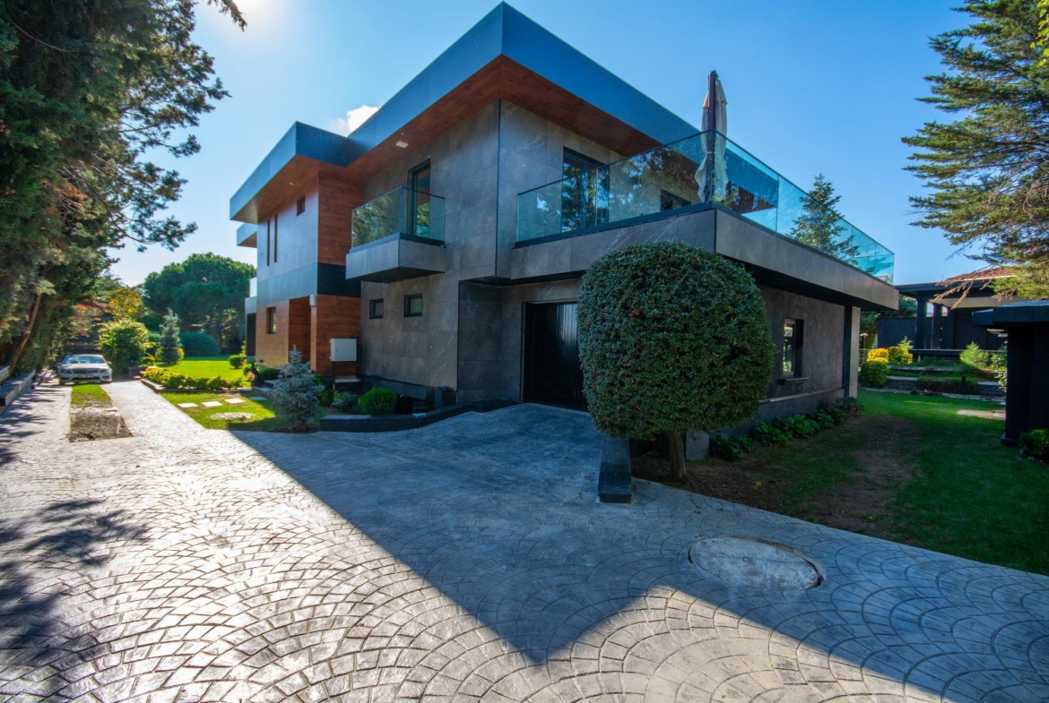 Villa with huge pool in Istanbul