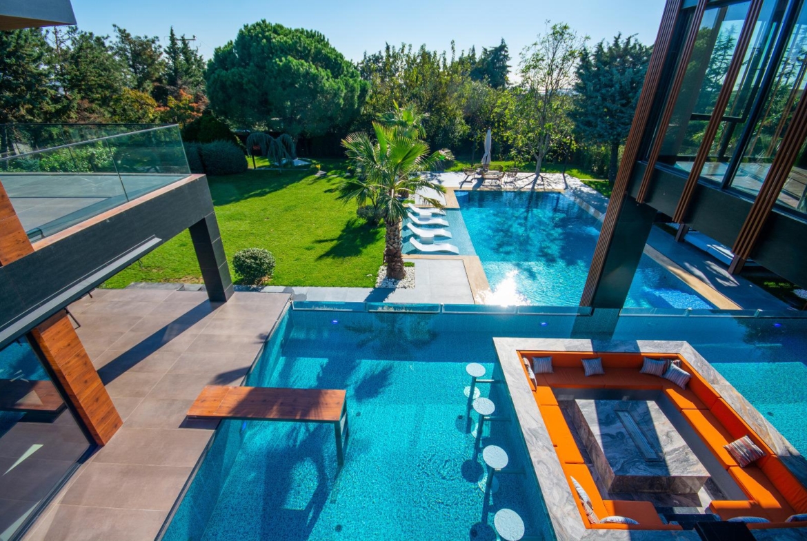 Villa with huge pool in Istanbul