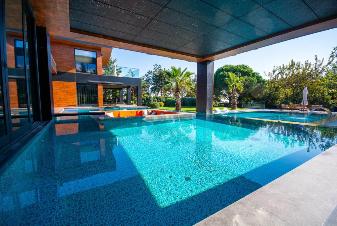 Villa with huge pool in Istanbul