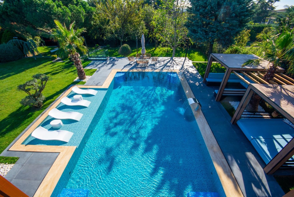 Villa with huge pool in Istanbul