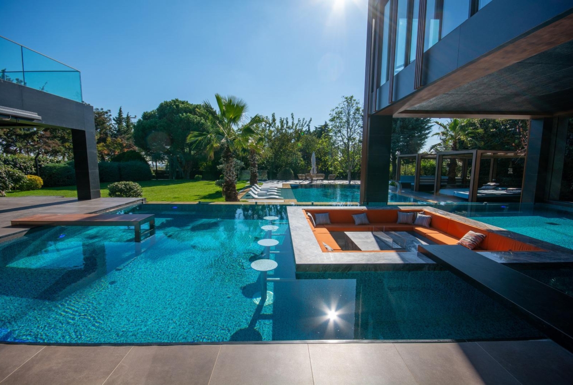 Villa with huge pool in Istanbul