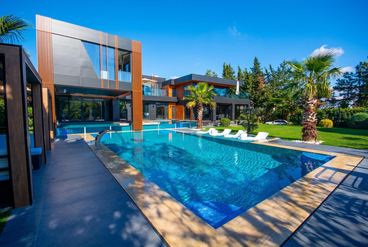 Villa with huge pool in Istanbul