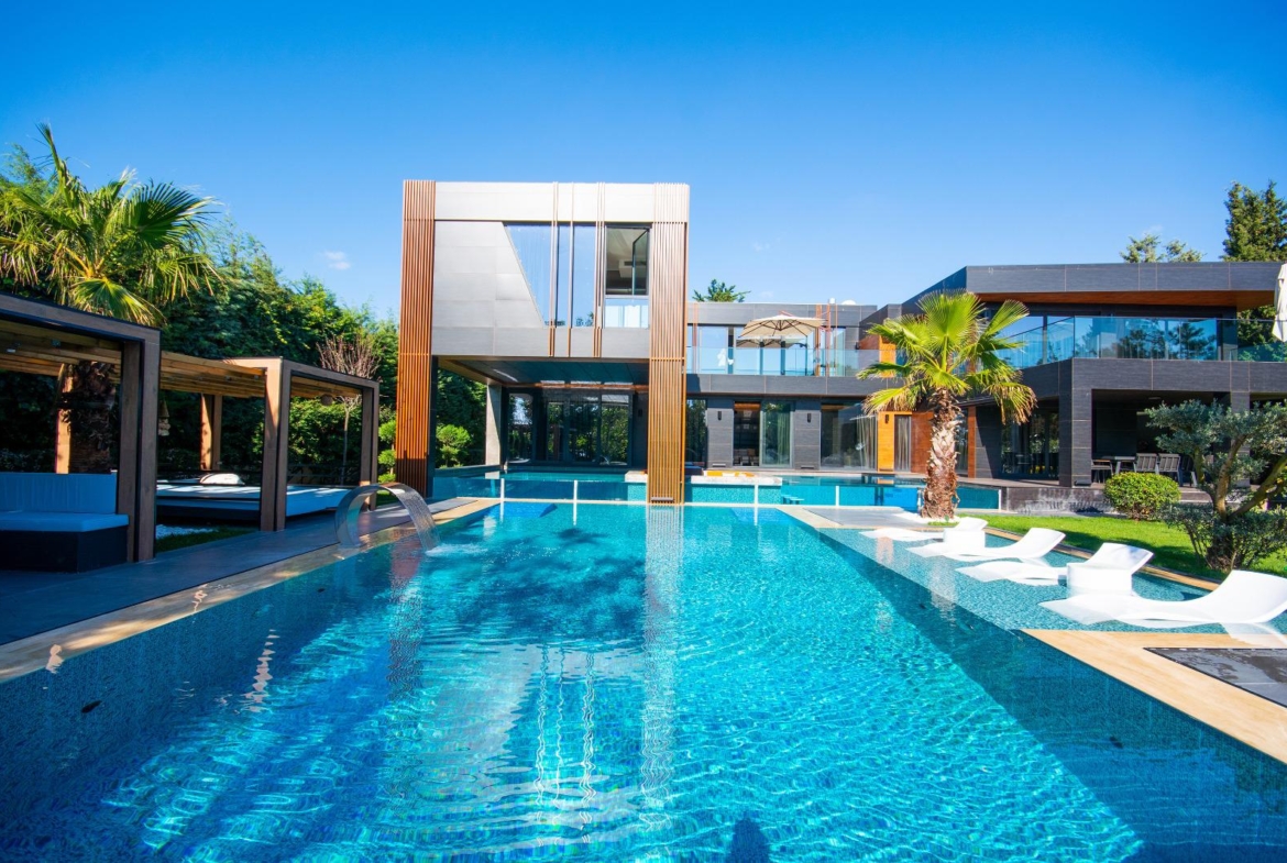 Villa with huge pool in Istanbul