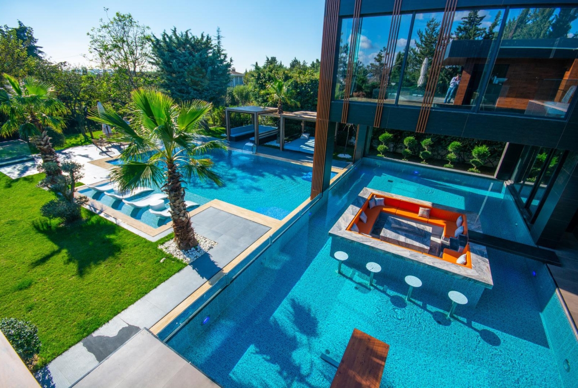 Villa with huge pool in Istanbul