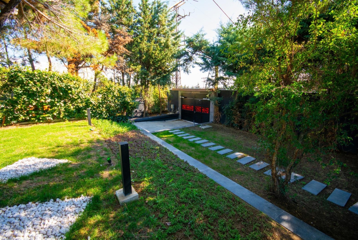 Villa with huge pool in Istanbul